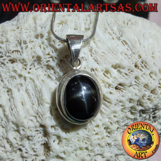 Ciondolo in argento 925 con gemma nera ovale di diopside stellato che mostra una stella luminosa a 4 punte