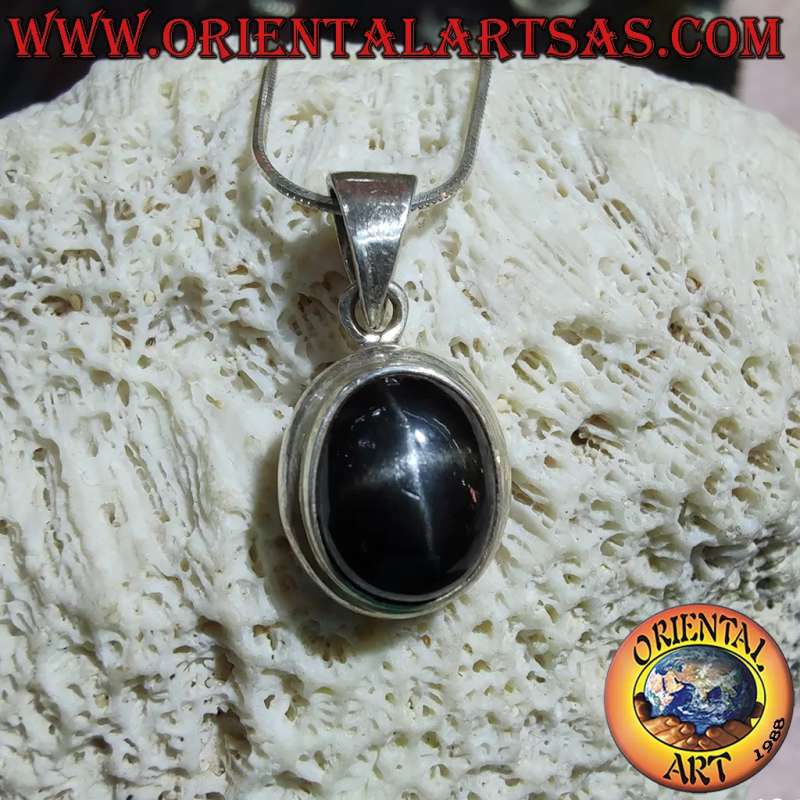 Silberanhänger 925 mit einem ovalen schwarzen Sternendiopsid-Cabochon und sichtbarem 4-strahligen Stern