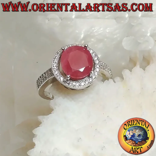 Anello in argento 925 lucido rodiato con rubino naturale tondo, contorno circolare di zirconi e stelo a doppia fila laterale