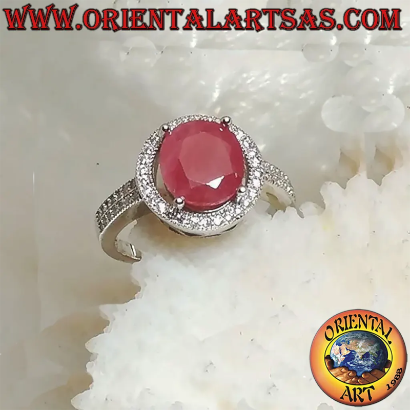 Anillo en plata 925 con rubí natural redondo, halo circular de circonitas y banda con doble hilera de pavé