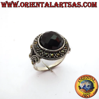 Anello in argento 925 brunito con onice nera tonda sfaccettata, contorno di marcassiti e decori vintage sui lati