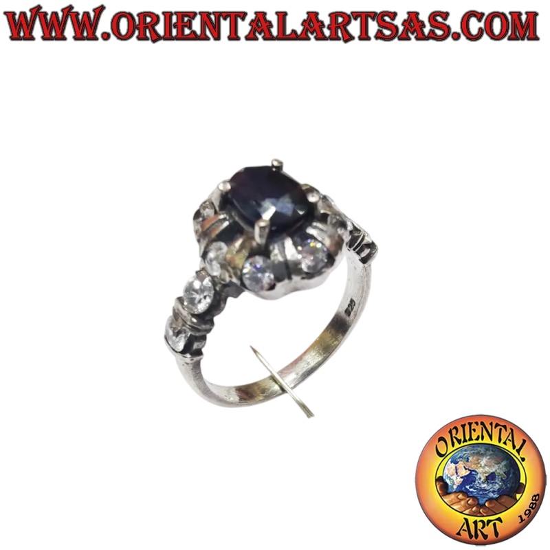 Ring aus 925er Silber mit ovalem, natürlichem Saphir und funkelndem Zirkonia