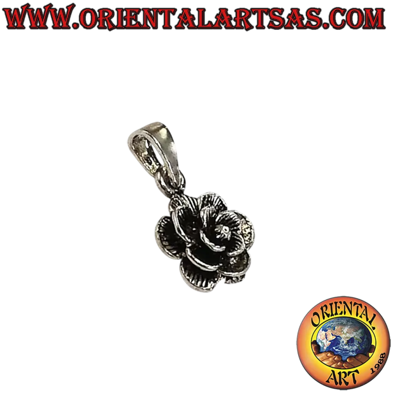 Colgante de plata en forma de flor rosa
