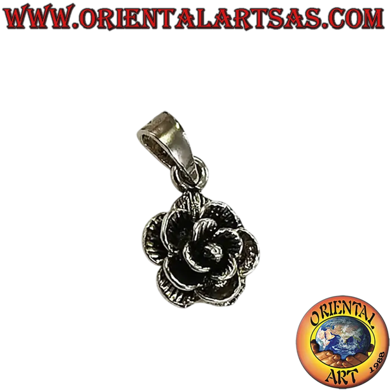 Pendentif en argent sous la forme d'une fleur rose
