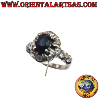 Anillo de plata 925 con una gema de zafiro azul ovalada natural en el centro y circonitas pulidas alrededor y en la banda.