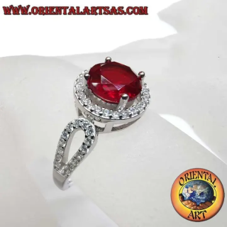 Anello in argento 925 con granato naturale tondo, contorno di zirconi e gambo sdoppiato decorato
