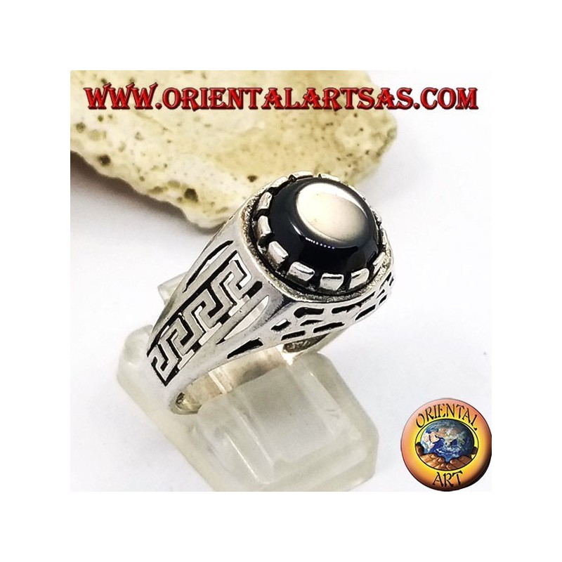 Anillo de plata con ónix redondo y plano y costillas perforadas en los lados.