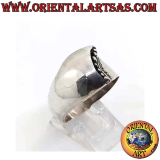 Bague en argent avec une bande convexe sur le devant avec une ligne courbe de points