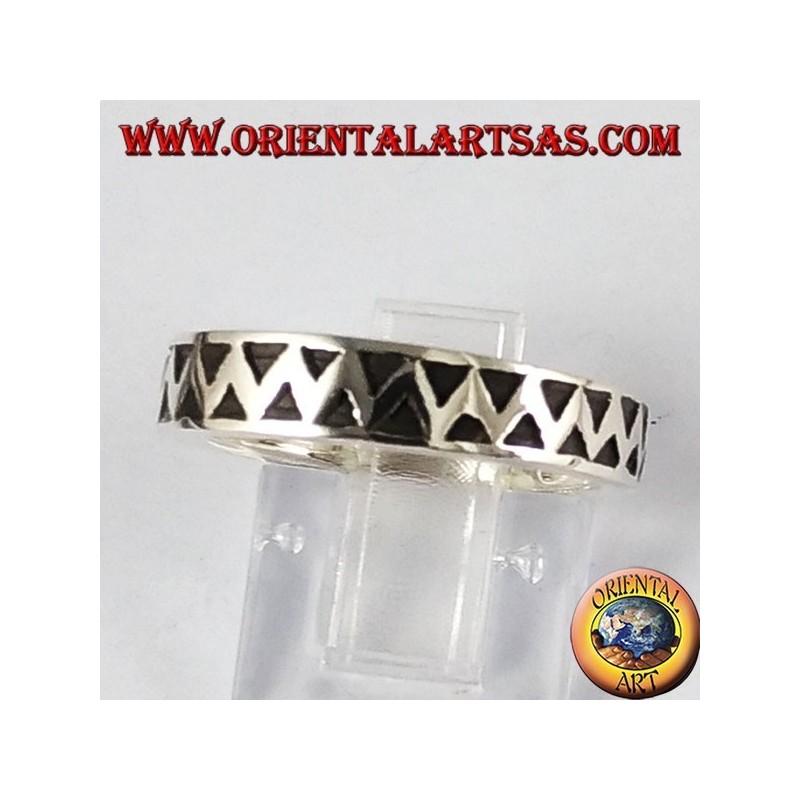Ring in silver, carved zig zag