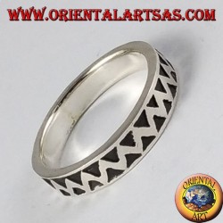 Ring in silver, carved zig zag
