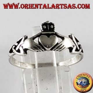 Bague en argent Claddagh symbole celtique avec noeud tyrone