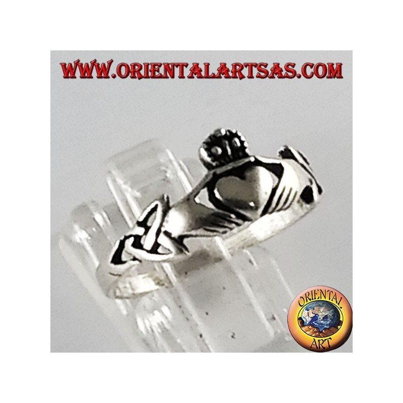 Bague en argent Claddagh symbole celtique avec noeud tyrone