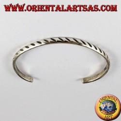 Sturdy silver bracelet with oblique engravings