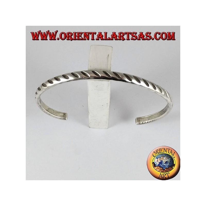 Bracciale in argento rigido con incisioni oblique