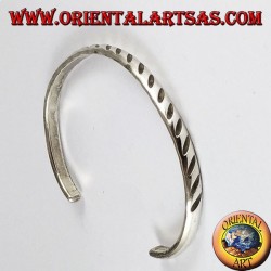 Sturdy silver bracelet with oblique engravings