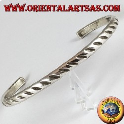 Brazalete de plata resistente con grabados oblicuos