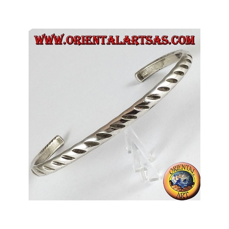 Sturdy silver bracelet with oblique engravings