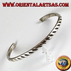 Bracelet en argent robuste avec des gravures obliques