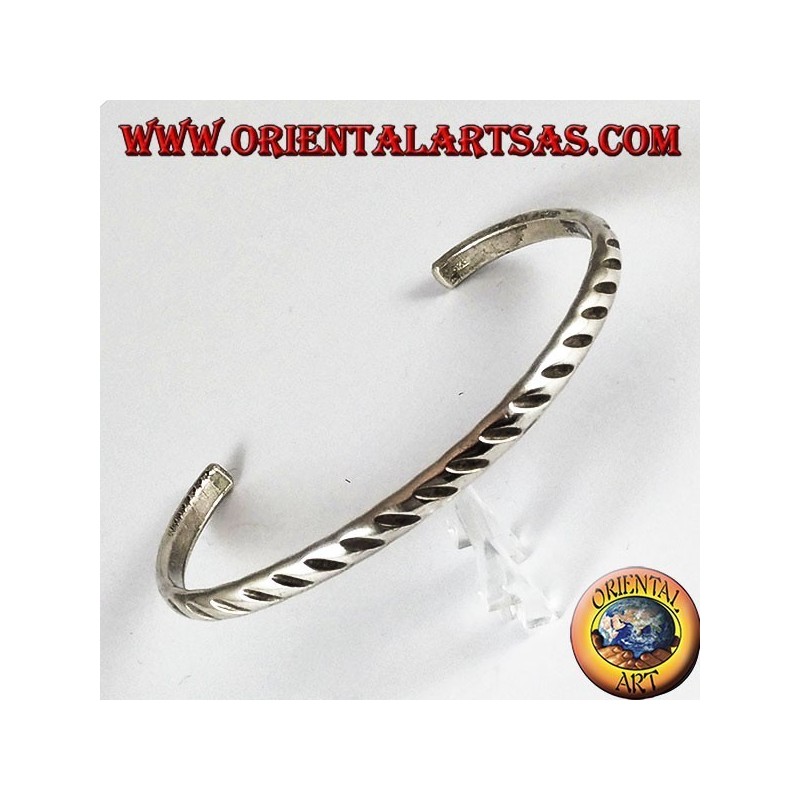 Bracelet en argent robuste avec des gravures obliques