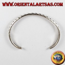 Bracelet en argent robuste avec des gravures obliques