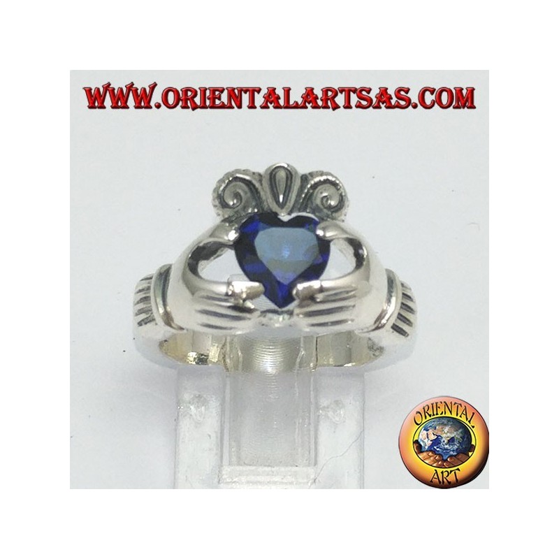 Anello Claddagh con zircone di colore blu zaffiro
