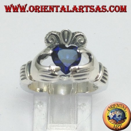 Anello Claddagh con zircone di colore blu zaffiro