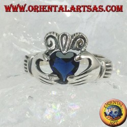 Anillo Claddagh con circonita (color azul zafiro)
