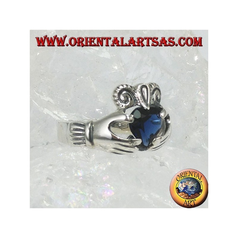 Anello Claddagh con zircone di colore blu zaffiro
