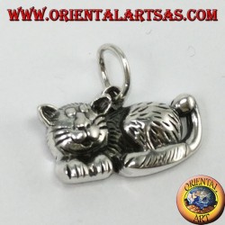 Pendentif en argent, chat détendu