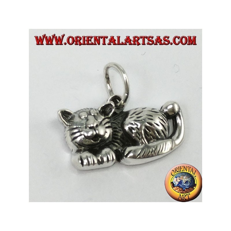 Pendentif en argent, chat détendu