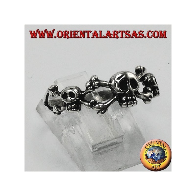 Anillo de plata con tres calaveras con hueso