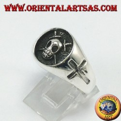 Silberne Ringdichtung, Totenkopf mit Kreuzen