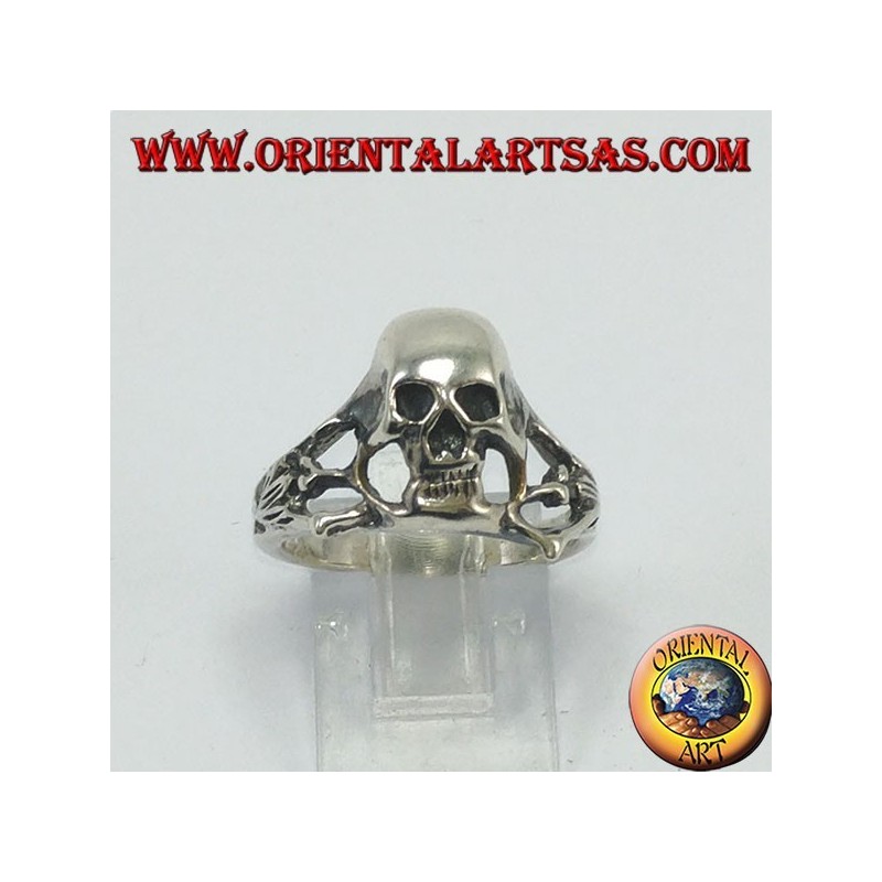 Anillo de calavera de plata, los bajos fondos