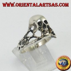 Anillo de calavera de plata, los bajos fondos