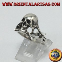 Anillo de calavera de plata, los bajos fondos