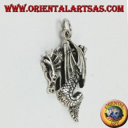 Colgante de plata, dragón con alas cerradas