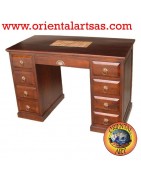 Schreibtische und Bücherregale